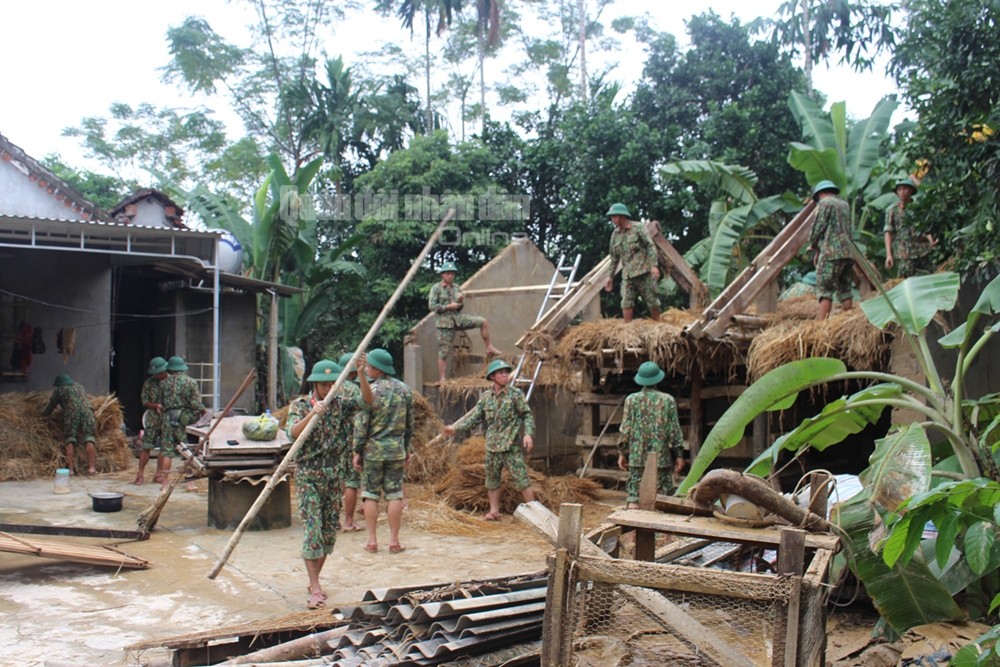 Bộ đội Trung đoàn 335, Sư đoàn 324 giúp gia đình bà Lê Thị Lộc, thôn Mỹ Lương dọn dẹp sau lũ.